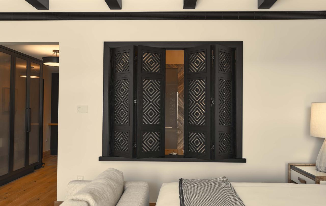 Bedroom with closed window to the bathroom