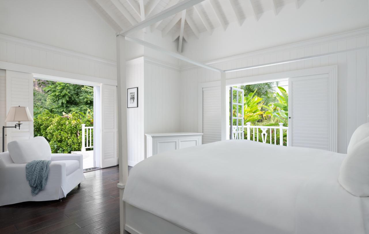 bedroom with high ceiling and sitting area