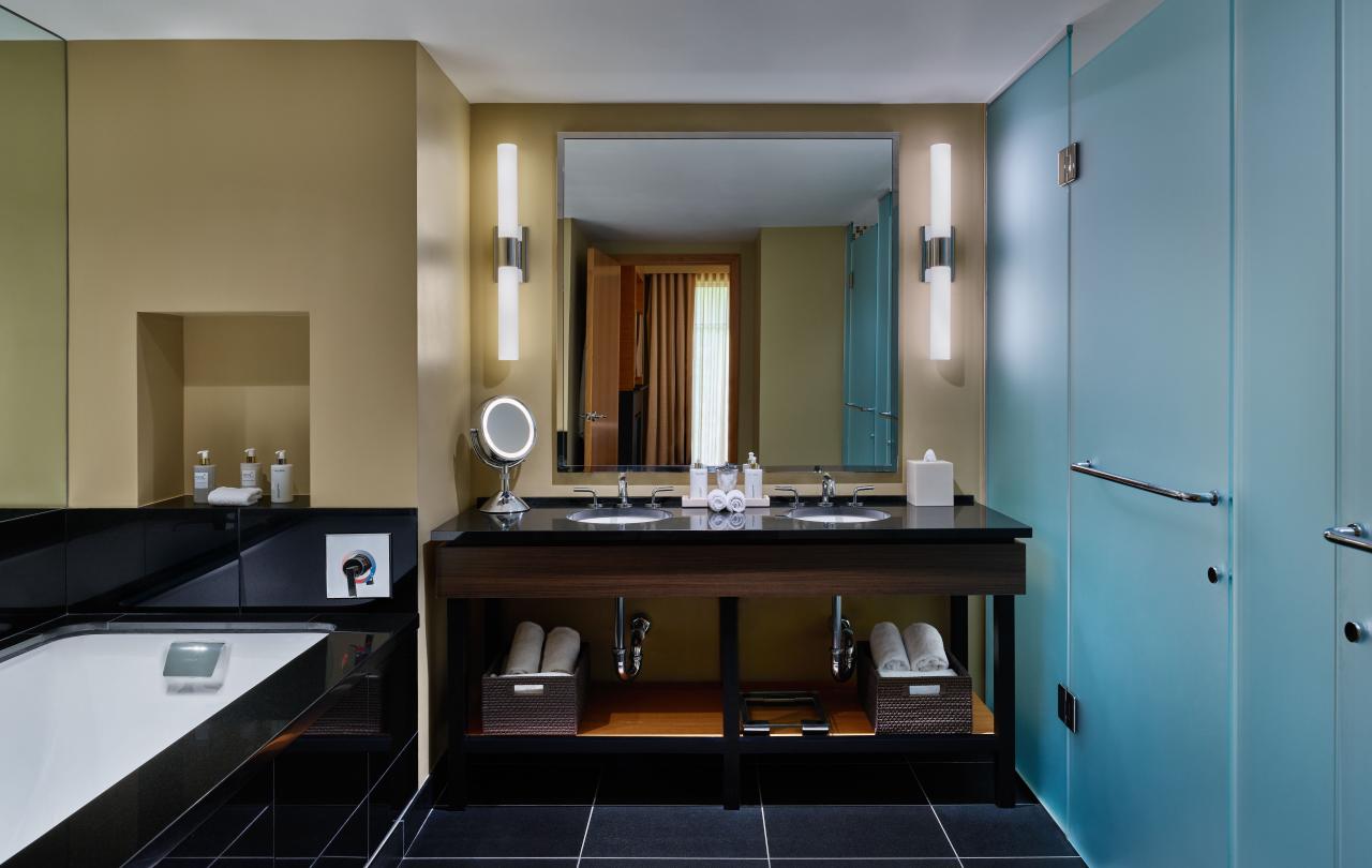 Viceroy-snowmass-pinnacle-studio-residence-two-queen-bathroom