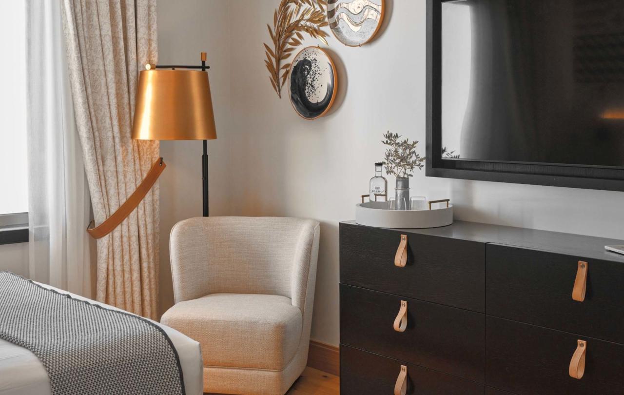 A corner chair and dresser in a deluxe queen room at Viceroy Ombria Algarve