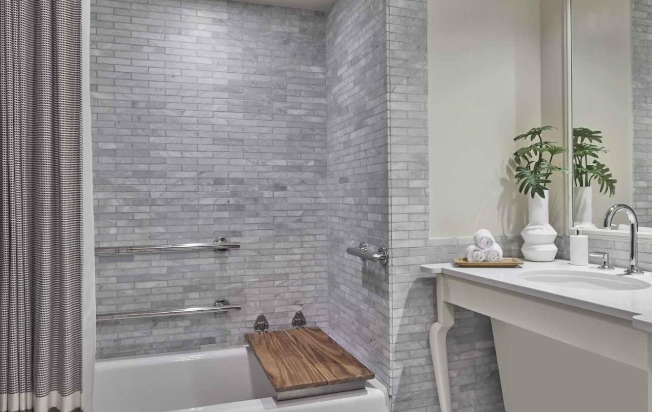 A tub in a room at Viceroy Santa Monica
