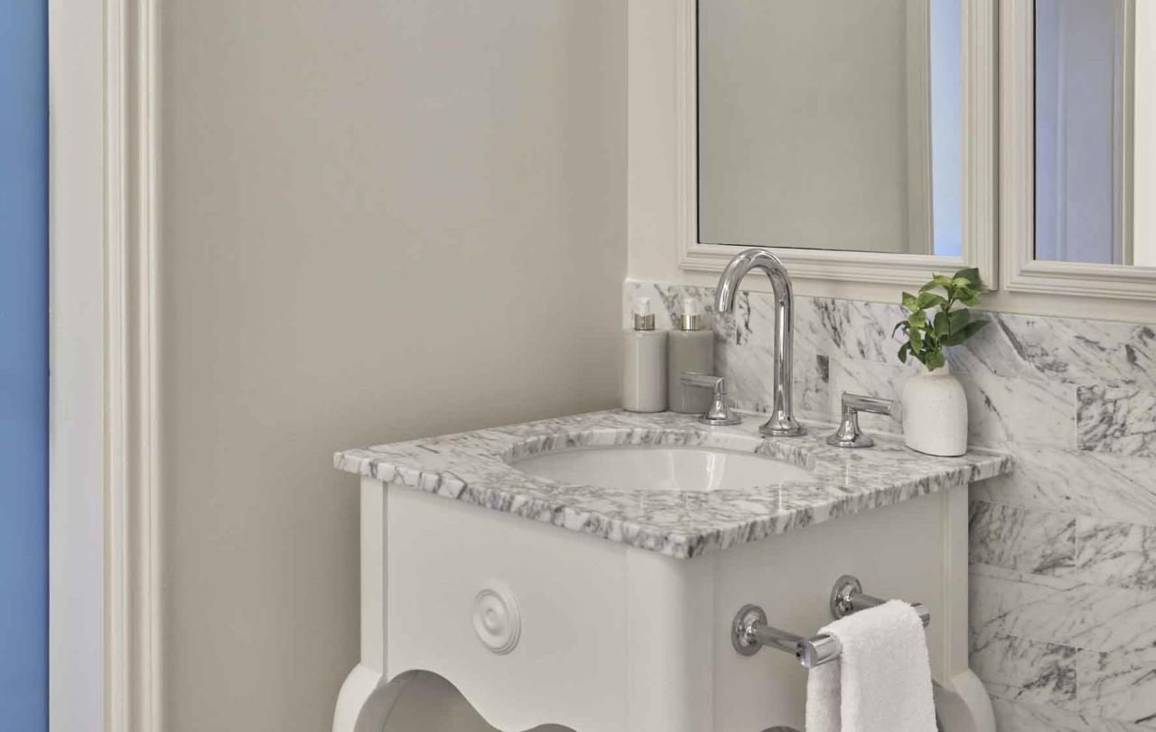 A single sink vanity in a city view king room at Viceroy Santa Monica