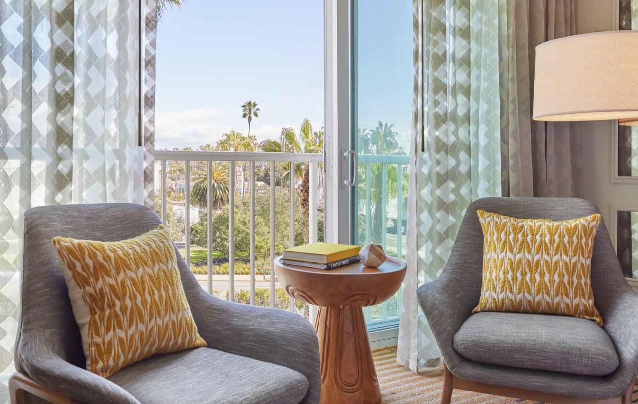 Two chairs in a city view king room at Viceroy Santa Monica