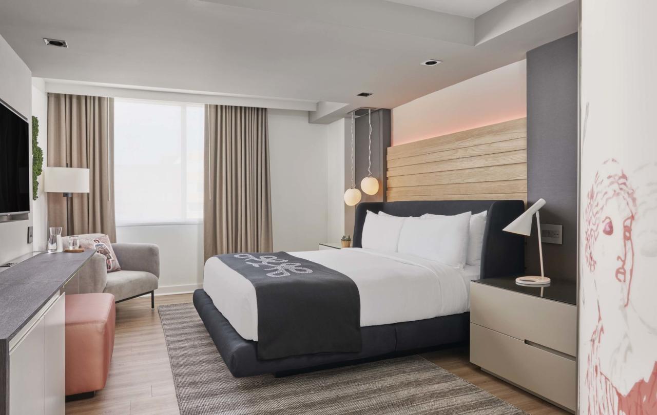 The view of the whole room with a bed, desk, and armchair at Viceroy Zena