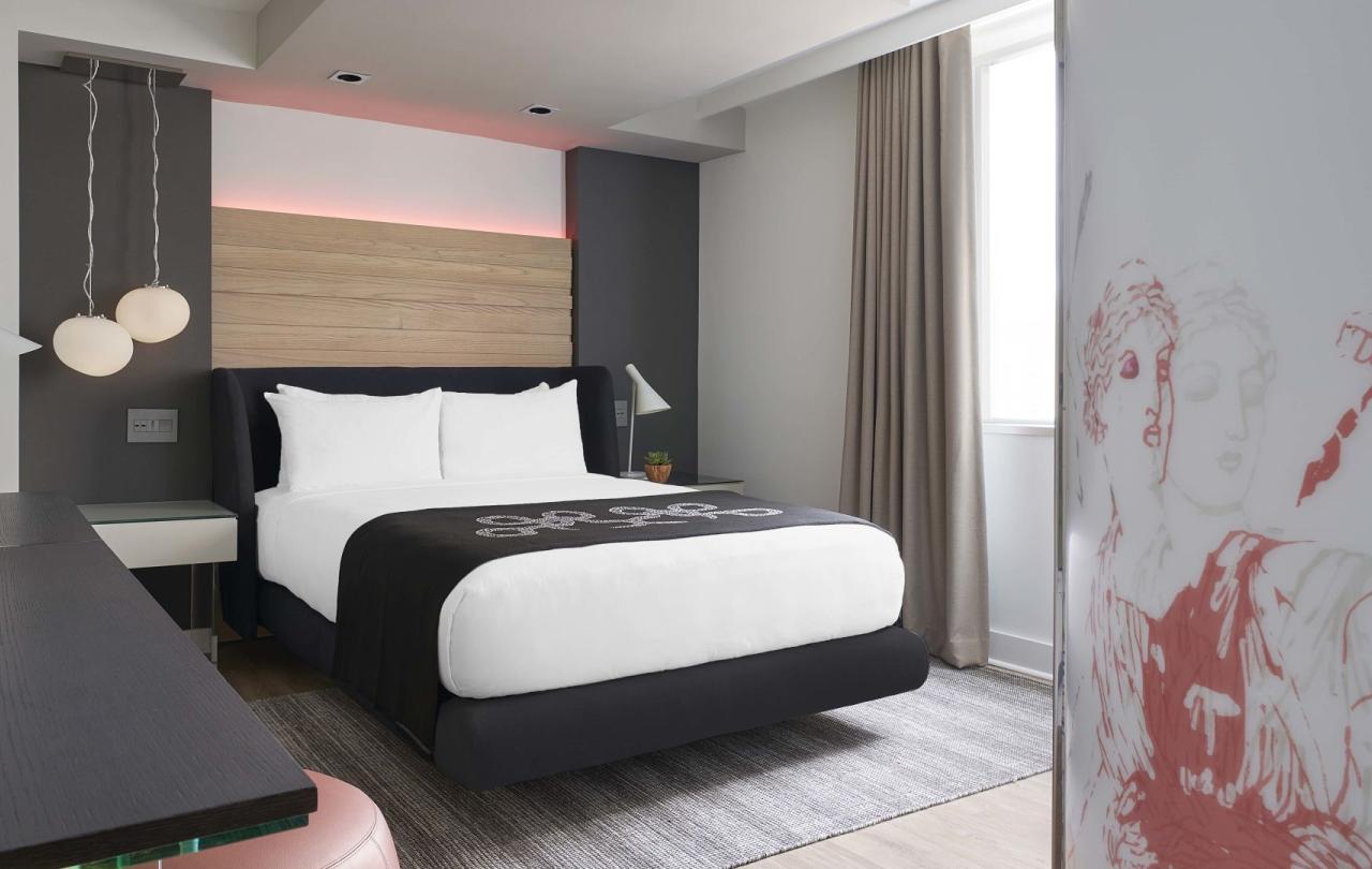 A queen bed in a room at Viceroy Zena