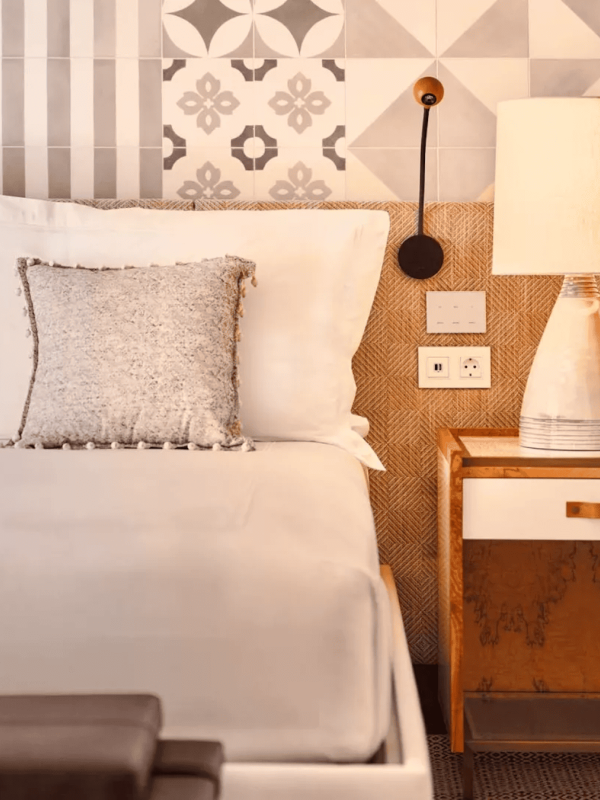 A queen bed and a side table with a lamp at Ombria Algarve
